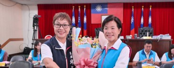 游淑貞鄉長任期畢業前夕 施政報告展成果　 代表會獻花致意  祝福共迎吉安新篇章